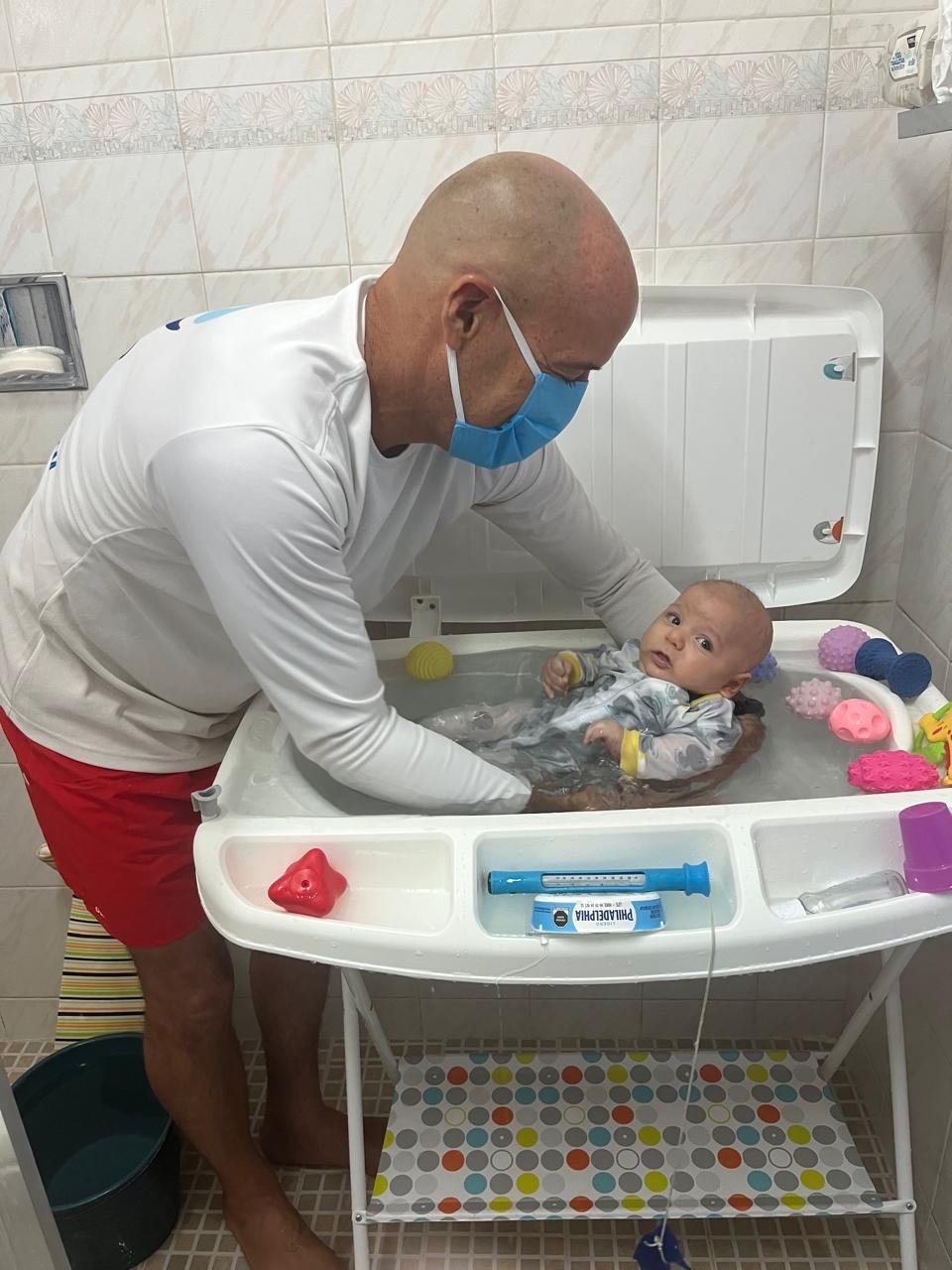 Bebé recién nacido en estimulación acuática temprana