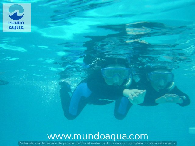 Niño practicando snorkel