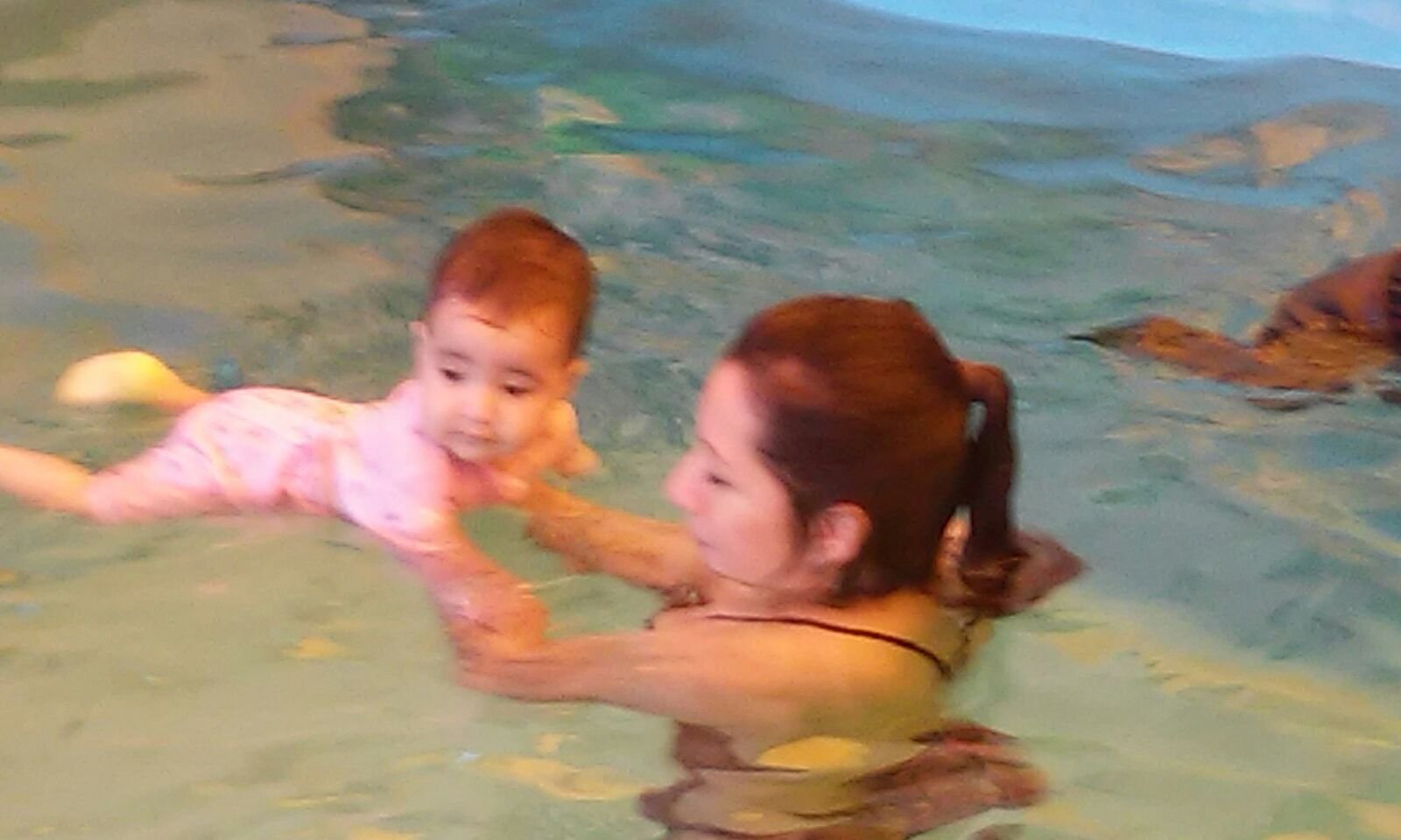 Clases de natación mamá, papá y bebé 3 a 6 meses MundoAqua Mérida