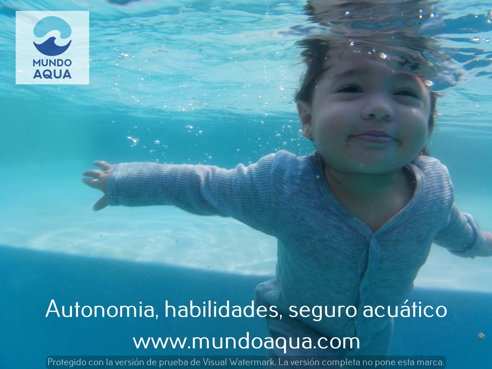 Resolución tranquila en el agua, evidenciando apego seguro sin el uso de barreras artificiales como goggles o flotadores