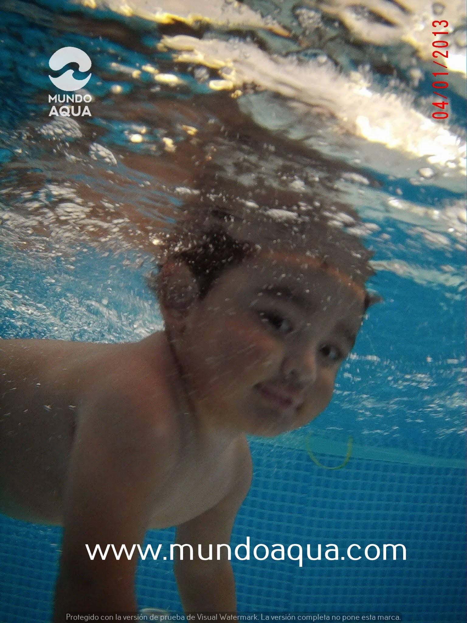 Bebé feliz en sesión de agua en Mérida