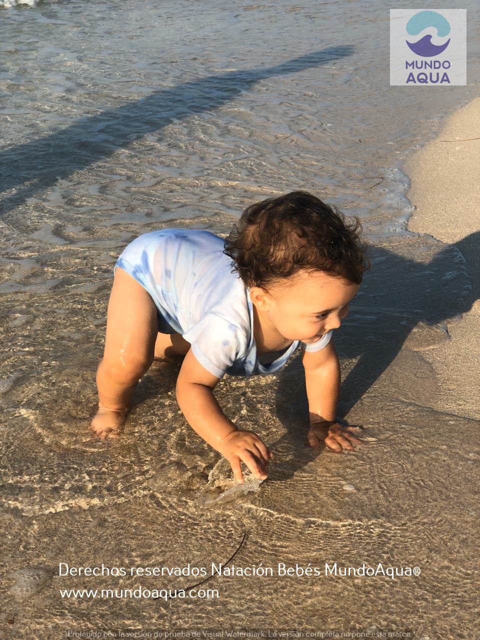 Niño disfrutando del programa NataMar en la playa
